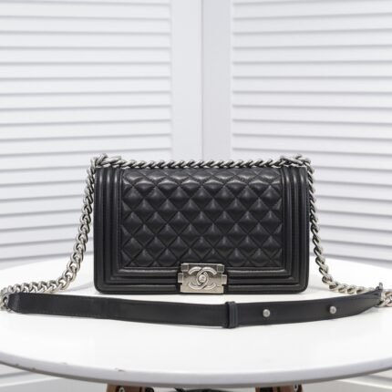 Chanel Lamb skin chain crossbody bag with sliver hardware size: 25*15*9cm