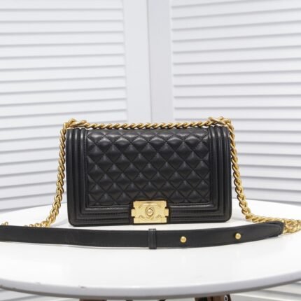 Chanel Lamb skin chain crossbody bag with gold hardware size: 25*15*9cm