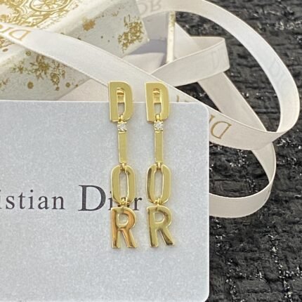Dior letter earrings, same material, new elegant and elegant earrings, best-selling model (复制)