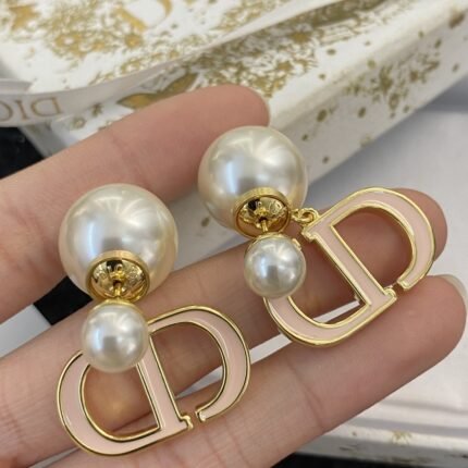 Dior letter earrings, same material, new elegant and elegant earrings, best-selling model (复制)