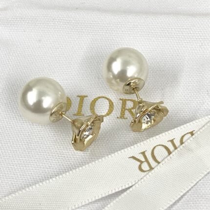 Dior letter earrings, same material, new elegant and elegant earrings, best-selling model (复制)