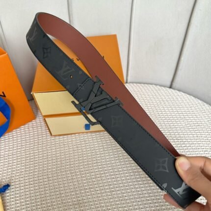 Louis Vuitton belt matching design uses high-quality electroplated hardware
