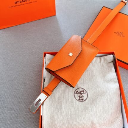 HERMÈS is equipped with a pure steel buckle, which feels comfortable and has a very good wearing effect. (复制)