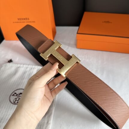 HERMÈS is equipped with a pure steel buckle, which feels comfortable and has a very good wearing effect. (复制)
