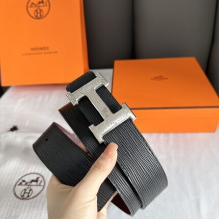 HERMÈS is equipped with a pure steel buckle, which feels comfortable and has a very good wearing effect. (复制)