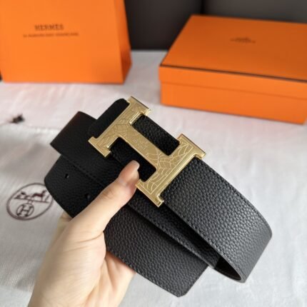 HERMÈS is equipped with a pure steel buckle, which feels comfortable and has a very good wearing effect. (复制)