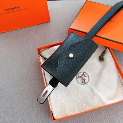 HERMÈS is equipped with a pure steel buckle, which feels comfortable and has a very good wearing effect. (复制)