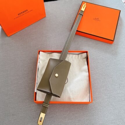 HERMÈS is equipped with a pure steel buckle, which feels comfortable and has a very good wearing effect. (复制)