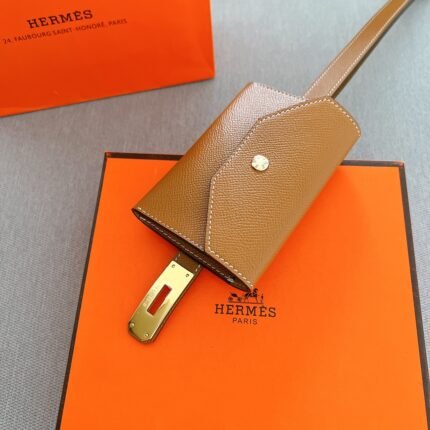 HERMÈS is equipped with a pure steel buckle, which feels comfortable and has a very good wearing effect. (复制)