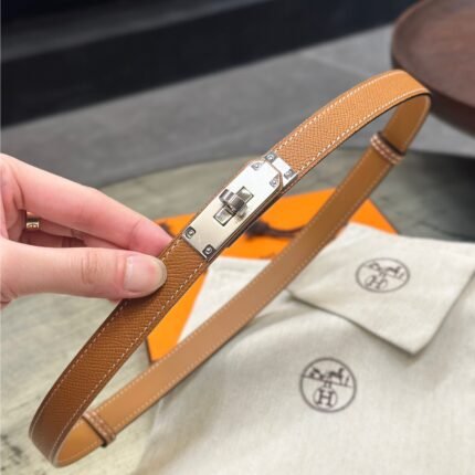 HERMÈS is equipped with a pure steel buckle, which feels comfortable and has a very good wearing effect. (复制)