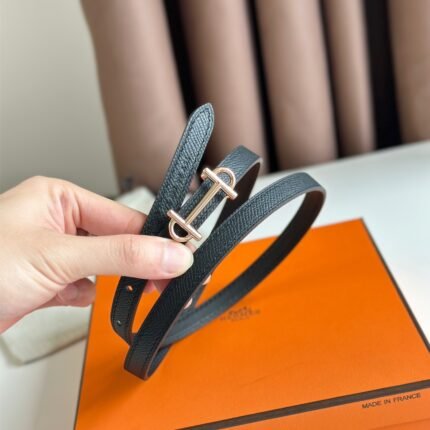 HERMÈS is equipped with a pure steel buckle, which feels comfortable and has a very good wearing effect. (复制)