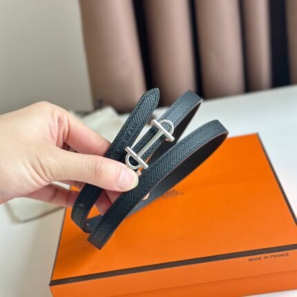 HERMÈS is equipped with a pure steel buckle, which feels comfortable and has a very good wearing effect. (复制)