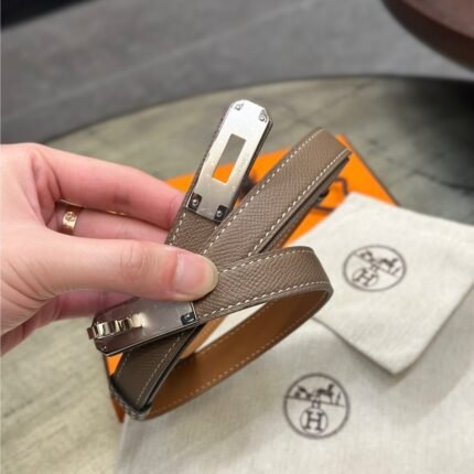 HERMÈS is equipped with a pure steel buckle, which feels comfortable and has a very good wearing effect. (复制)