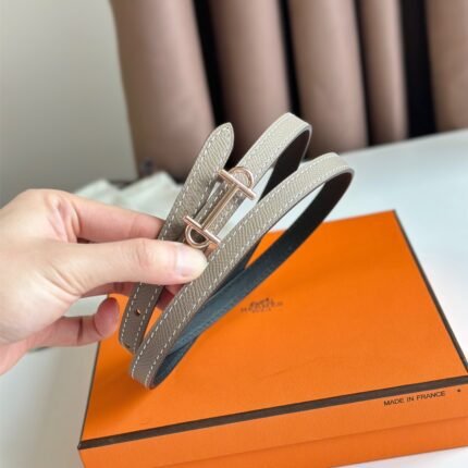 HERMÈS is equipped with a pure steel buckle, which feels comfortable and has a very good wearing effect. (复制)