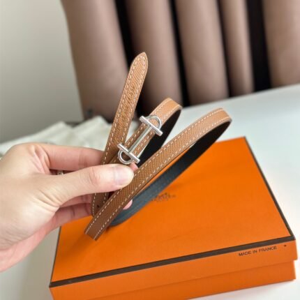 HERMÈS is equipped with a pure steel buckle, which feels comfortable and has a very good wearing effect. (复制)
