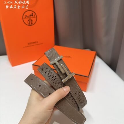 HERMÈS is equipped with a pure steel buckle, which feels comfortable and has a very good wearing effect. (复制)
