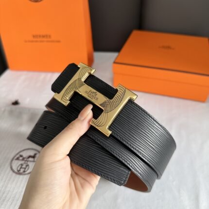 HERMÈS is equipped with a pure steel buckle, which feels comfortable and has a very good wearing effect. (复制)