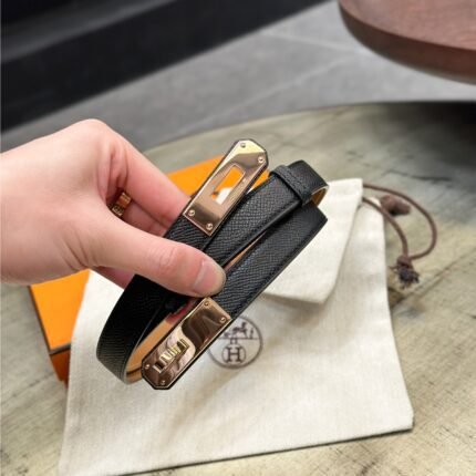 HERMÈS is equipped with a pure steel buckle, which feels comfortable and has a very good wearing effect. (复制)