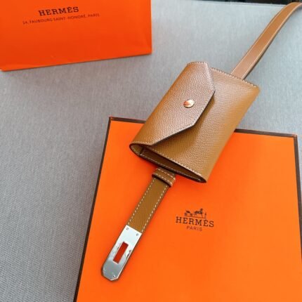 HERMÈS is equipped with a pure steel buckle, which feels comfortable and has a very good wearing effect. (复制)