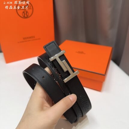 HERMÈS is equipped with a pure steel buckle, which feels comfortable and has a very good wearing effect. (复制)