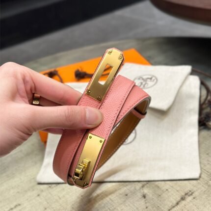 HERMÈS is equipped with a pure steel buckle, which feels comfortable and has a very good wearing effect. (复制)