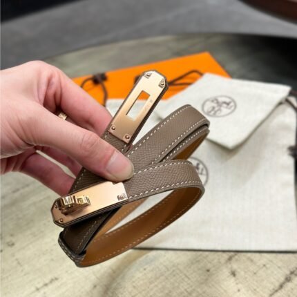 HERMÈS is equipped with a pure steel buckle, which feels comfortable and has a very good wearing effect. (复制)