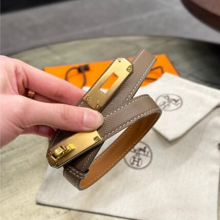 HERMÈS is equipped with a pure steel buckle, which feels comfortable and has a very good wearing effect. (复制)