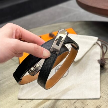 HERMÈS is equipped with a pure steel buckle, which feels comfortable and has a very good wearing effect. (复制)
