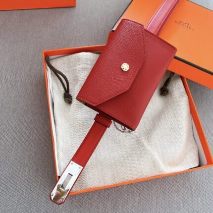 HERMÈS is equipped with a pure steel buckle, which feels comfortable and has a very good wearing effect. (复制)