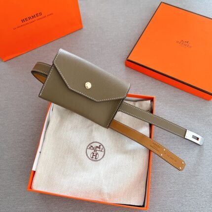 HERMÈS is equipped with a pure steel buckle, which feels comfortable and has a very good wearing effect.