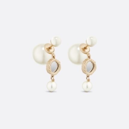 Dior letter earrings, same material, new elegant and elegant earrings, best-selling model (复制)