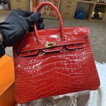 ✨✨Bikkin Platinum 25cm✨✨✨95 Ferrari Red ➕America???? The combination of the belly red and the gold clasp is like a social mixer with the determination to "win".