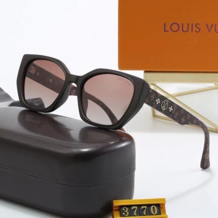 This pair of sunglasses, with its unique design and luxurious quality, once again proves the LOUIS VUITTON brand's ultimate pursuit of details and craftsmanship. The material selection of the glasses is top-notch, the frame is carefully polished, the hand sensitivity is smooth and fine, and there are exclusive patterns representing the brand on the legs of the glasses. Not only a fashion accessory, but also an artwork that showcases the wearer's unique taste. While adhering to traditional craftsmanship, The LV brand is also constantly innovating its processes, adopting new technologies and materials to make its products more unique and personalized, ensuring that every product is carefully crafted, and quality and details are perfectly presented. Its unique design, exquisite craftsmanship, and luxurious quality have made it a leader in the fashion industry. Whether as a daily accessory or as a gift, it is a very good choice.  If you want to see more photos, you can contact customer service via WhatsApp+86 180 2576 7193  If you want any product, please send it to customer service to help you find it.