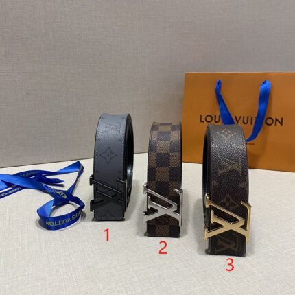 Louis Vuitton's classic LV buckle textured belt, simple and elegant, noble and luxurious