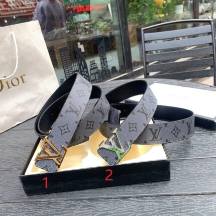 Louis Vuitton V-buckle blue textured belt, simple and elegant, noble and luxurious