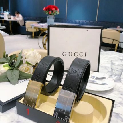 Louis Vuitton square buckle black textured belt, simple and elegant, elegant and luxurious