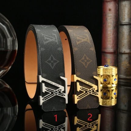 Louis Vuitton V-buckle black textured belt, simple and elegant, noble and elegant