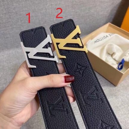 Louis Vuitton V-buckle black textured belt, simple and elegant, low-key luxury