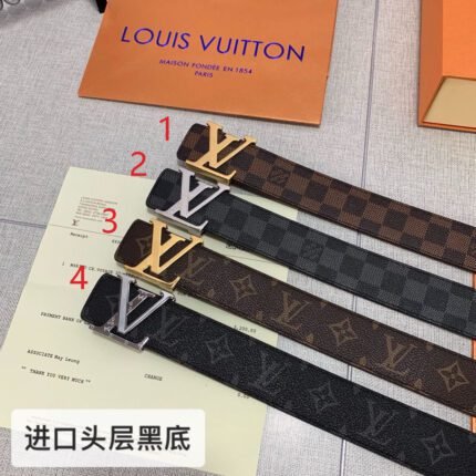 Louis Vuitton's classic V-buckle textured belt, simple and elegant, noble and luxurious