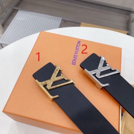 Louis Vuitton textured V-buckle black belt, simple, elegant, noble and luxurious