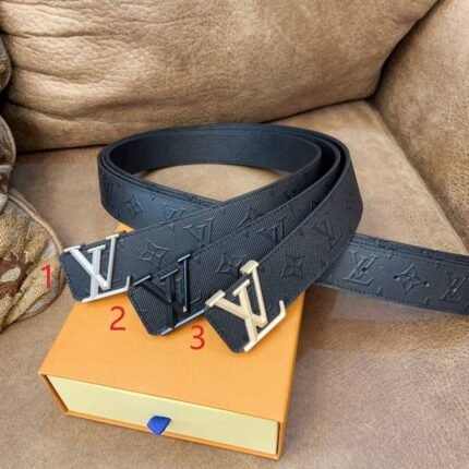 Louis Vuitton V-buckle black textured belt, simple and elegant, noble and luxurious