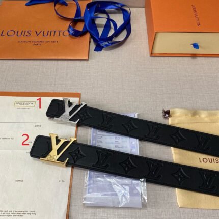 Louis Vuitton V-buckle black textured belt, simple and elegant, low-key luxury