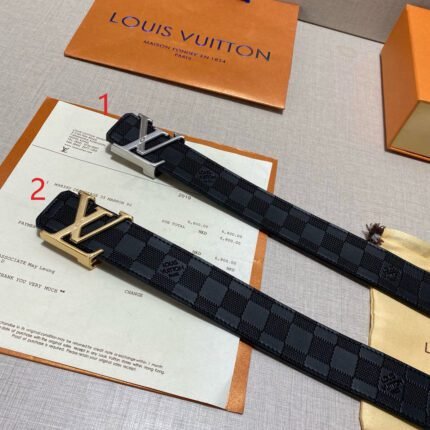 Louis Vuitton V-buckle black plaid belt, simple and elegant, noble and elegant