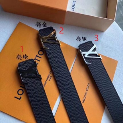 Louis Vuitton V-buckle black belt, simple and elegant, more than luxurious