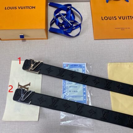 Louis Vuitton V-buckle black textured belt, simple and elegant, elegant and luxurious