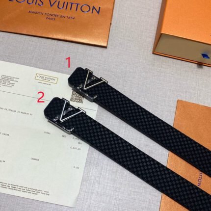 Louis Vuitton V-buckle black plaid belt, simple and elegant, noble and elegant