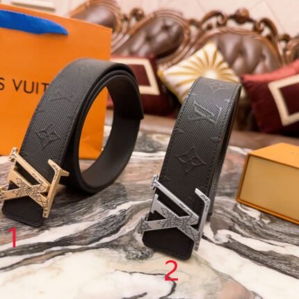 Louis Vuitton V-buckle black textured belt, simple and elegant, low-key luxury