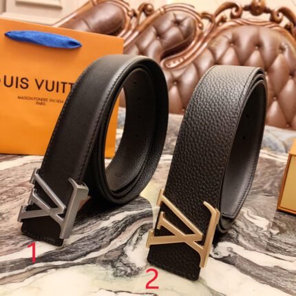 Louis Vuitton V-buckle black belt, simple and elegant, noble and elegant
