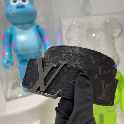 Louis Vuitton black V-buckle black textured belt, simple and elegant, low-key luxury