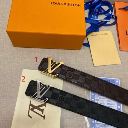 Louis Vuitton V-buckle black plaid belt, simple and elegant, noble and elegant